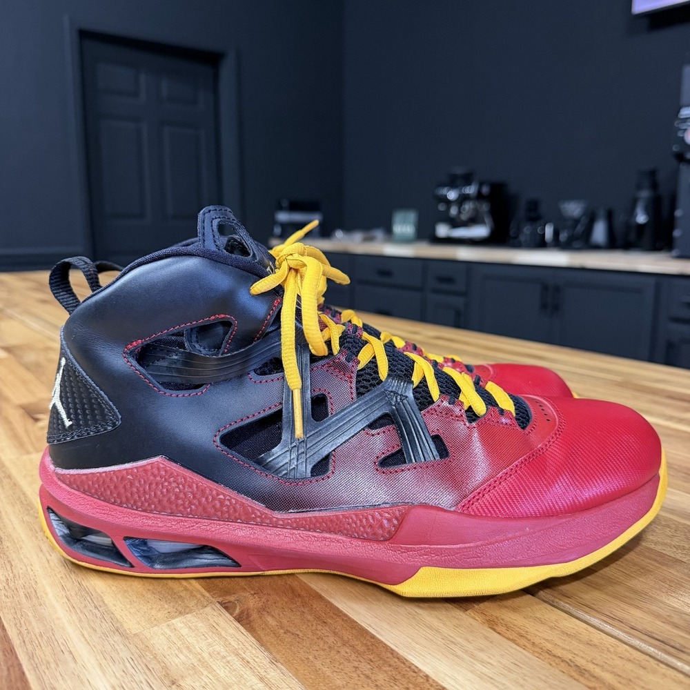 Men's Air Jordan Melo M9 551879-028 Size 10.5 Black Red Basketball Shoes